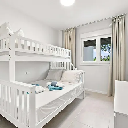 Apartamento Pool-free Parking-close To Beach-spacious Yard Estepona
